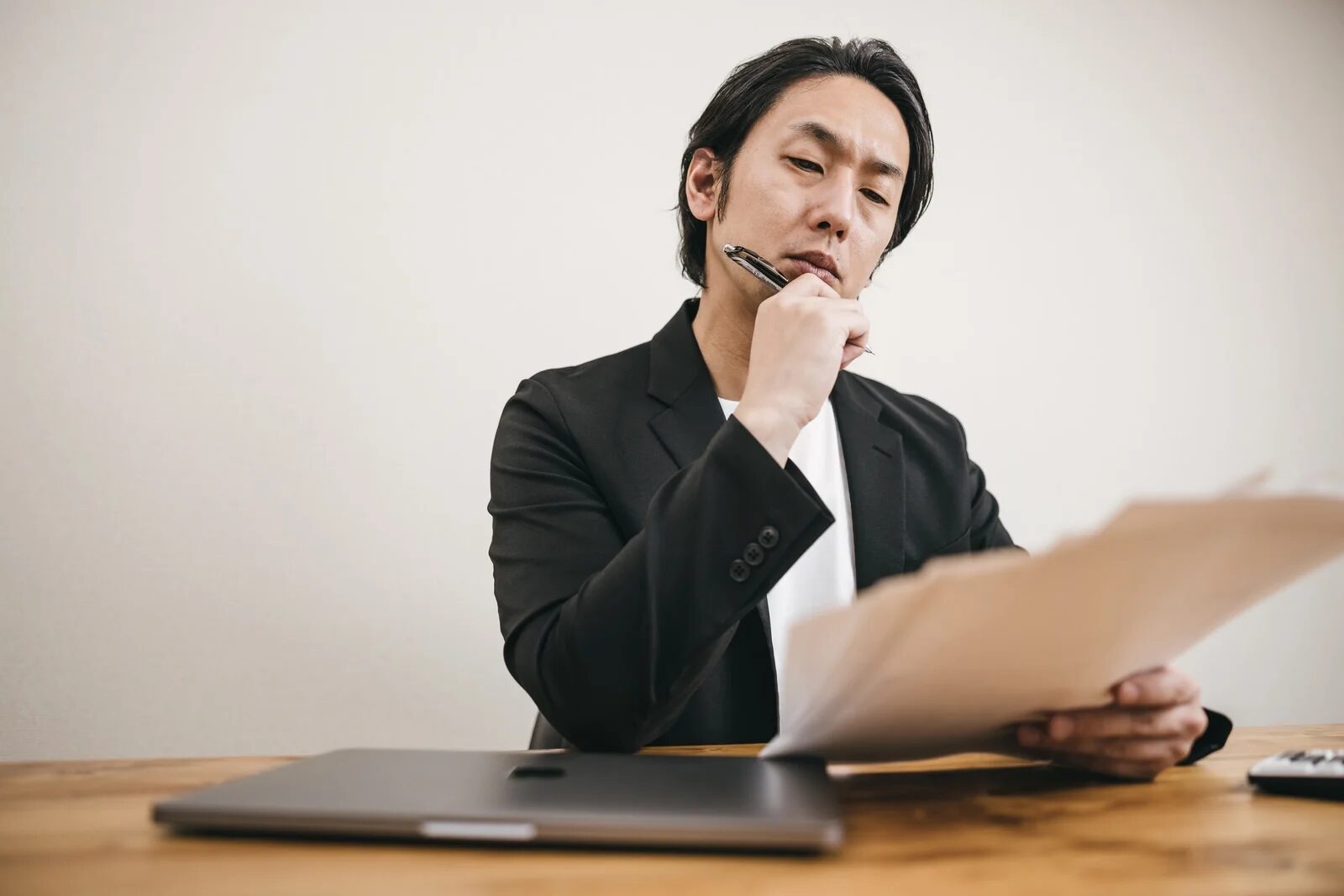 休職と欠勤の違いとは?利用できる4つの制度と5つの手当を紹介 | 退職金魚